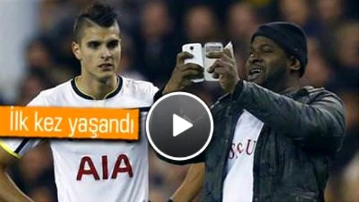 UEFA Maçında Selfie İçin Sahaya Girdiler!