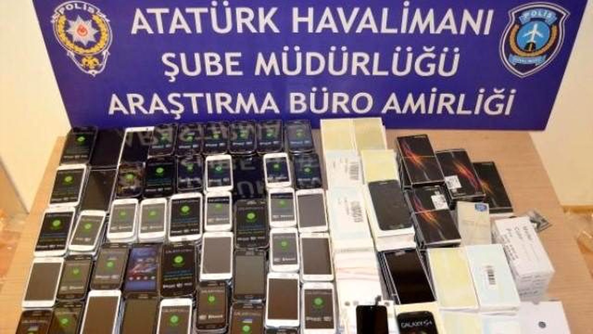 Atatürk Havalimanı\'nda Kaçak Cep Telefonları Ele Geçirildi