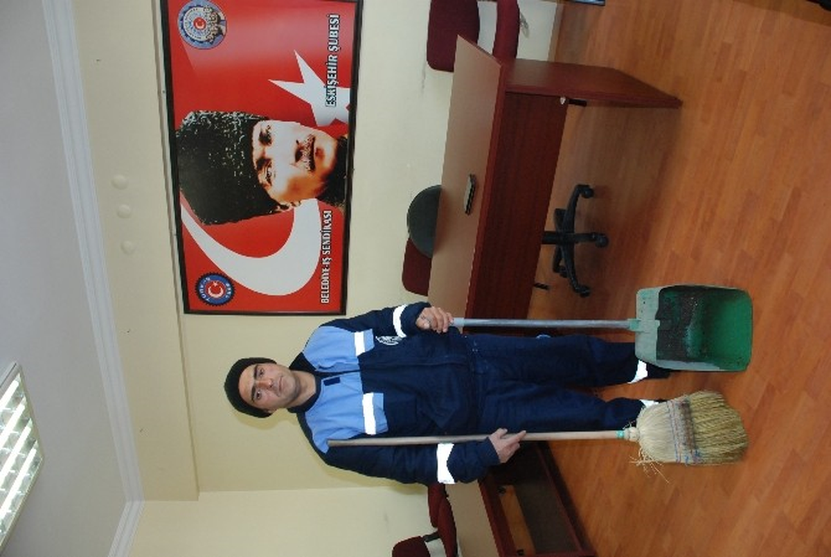 Belediye İş\'ten Kahraman Temizlik İşçisine Ödül