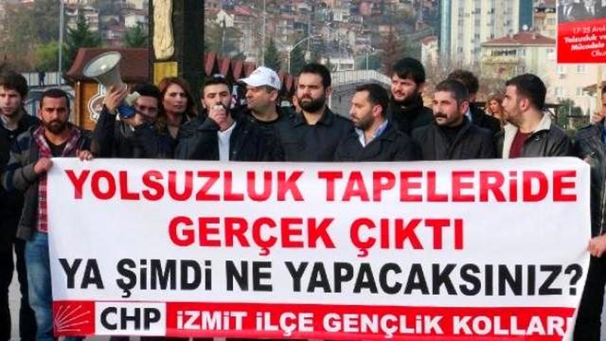 CHP\'li Gençlerden Yolsuzluk Soruşturmasına Yayın Yasağı Protestosu
