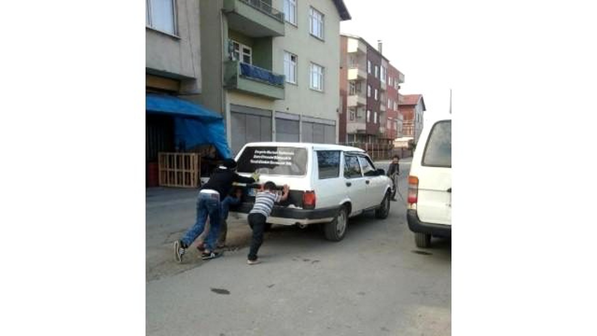 Çocuklar Yolda Kalan Otomobili Kenara Çekti