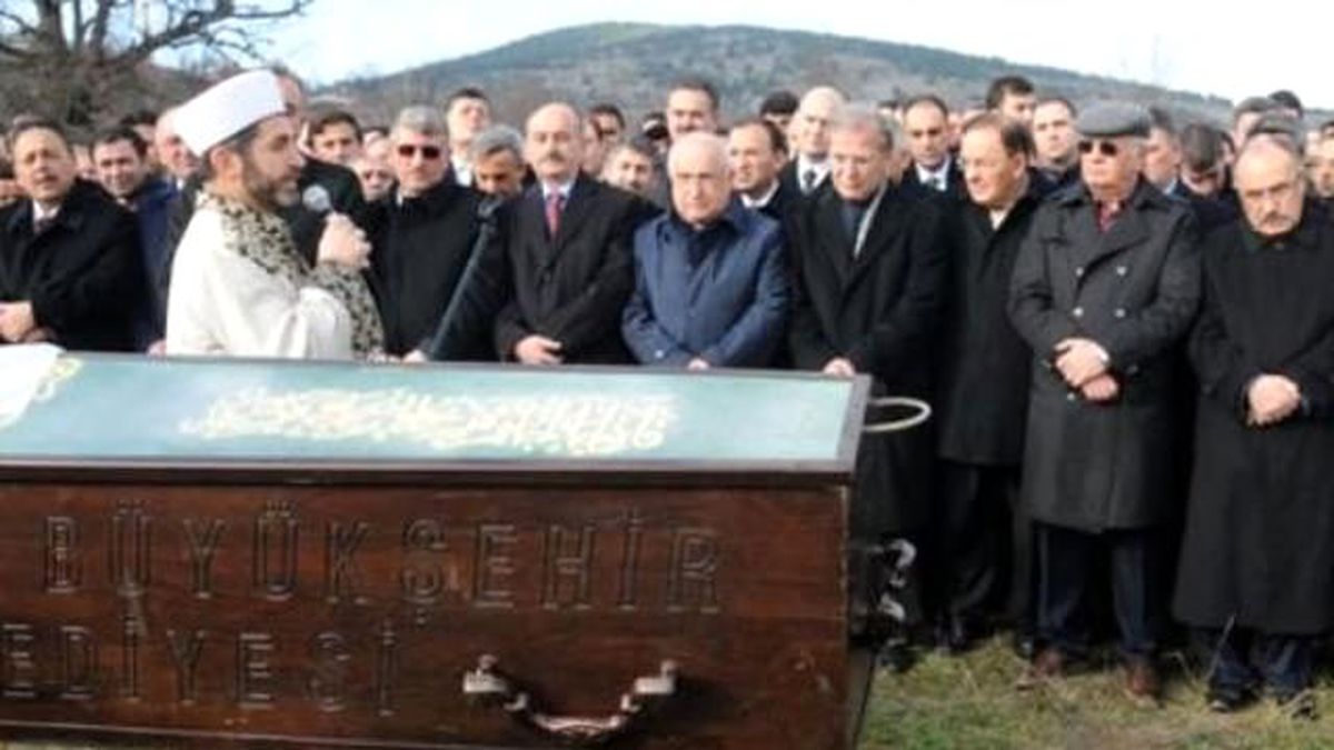 Erdoğan ve Davutoğlu Cenazede Yoktu