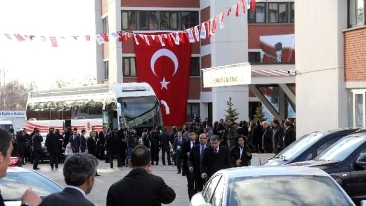 Erzurum\'da Bir Grup Konutzede Başbakan Davutoğlu\'ndan Destek İstedi