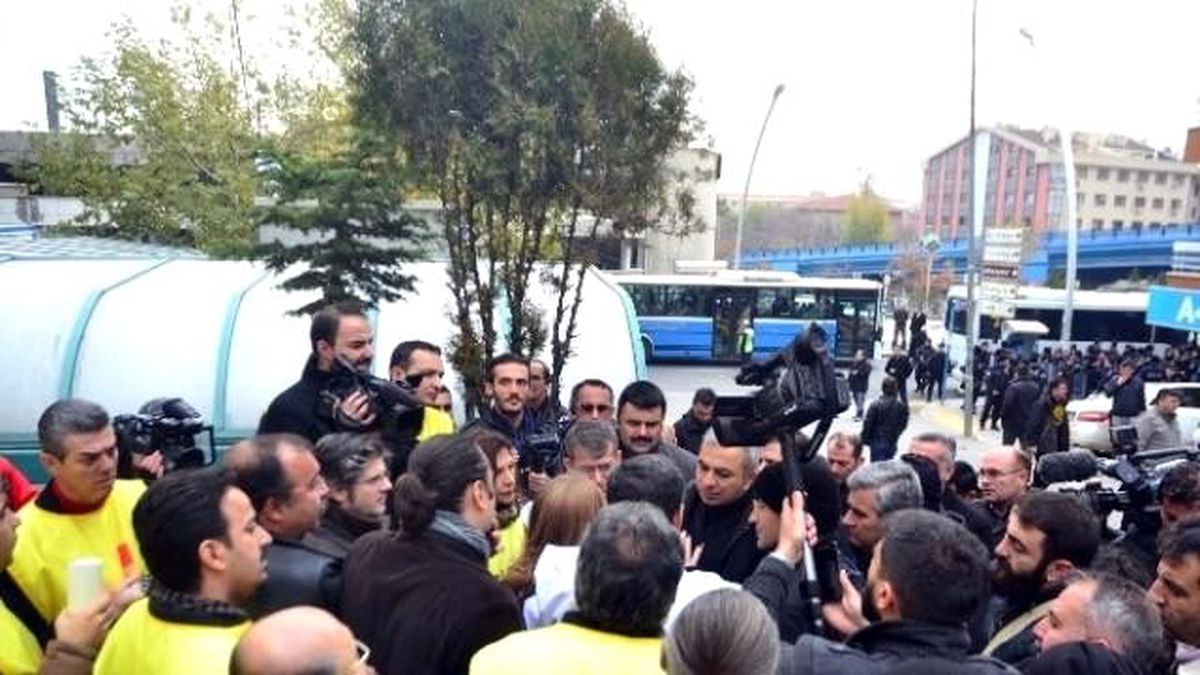 Eylem Yapan Aile Hekimleri Polis Engelini Önlüklerini Çıkartarak Geçti