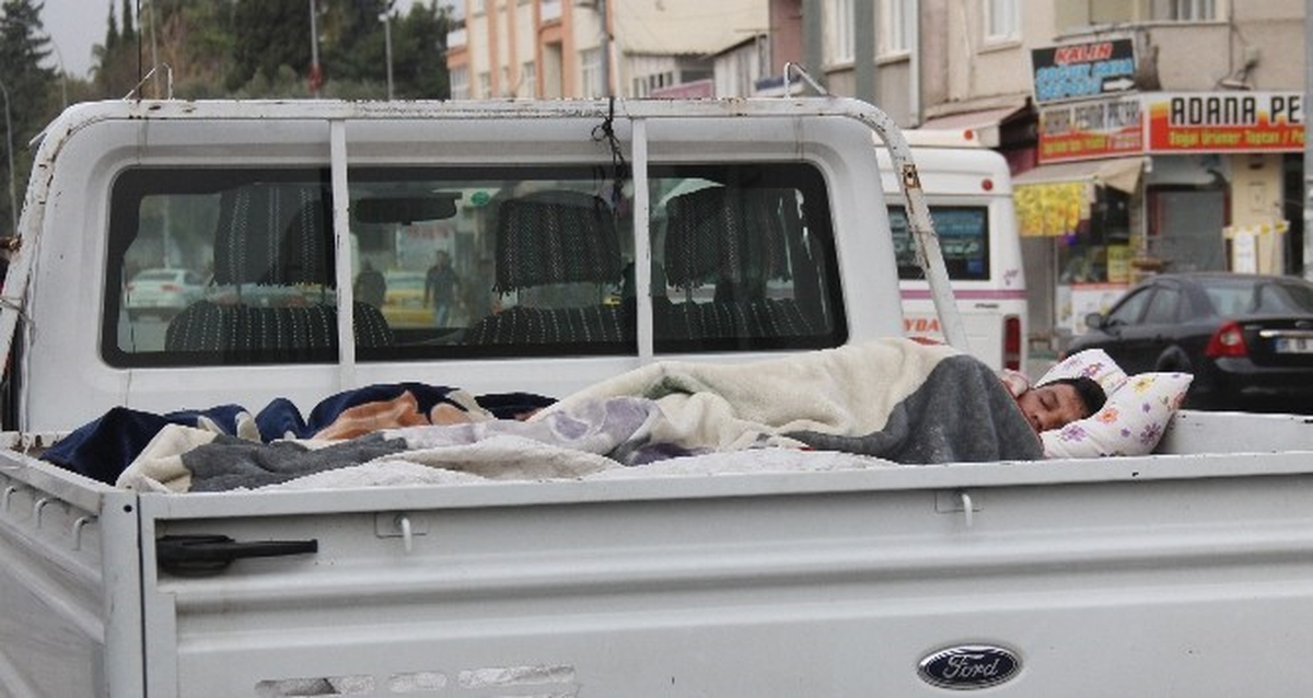 Kamyonet Kasasında Uyku Keyfi