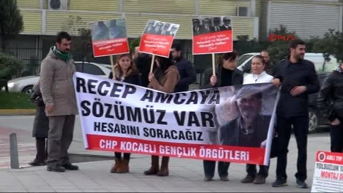 Kocaeli CHP\'li Gençlerden Yayın Yasağı Protestosu