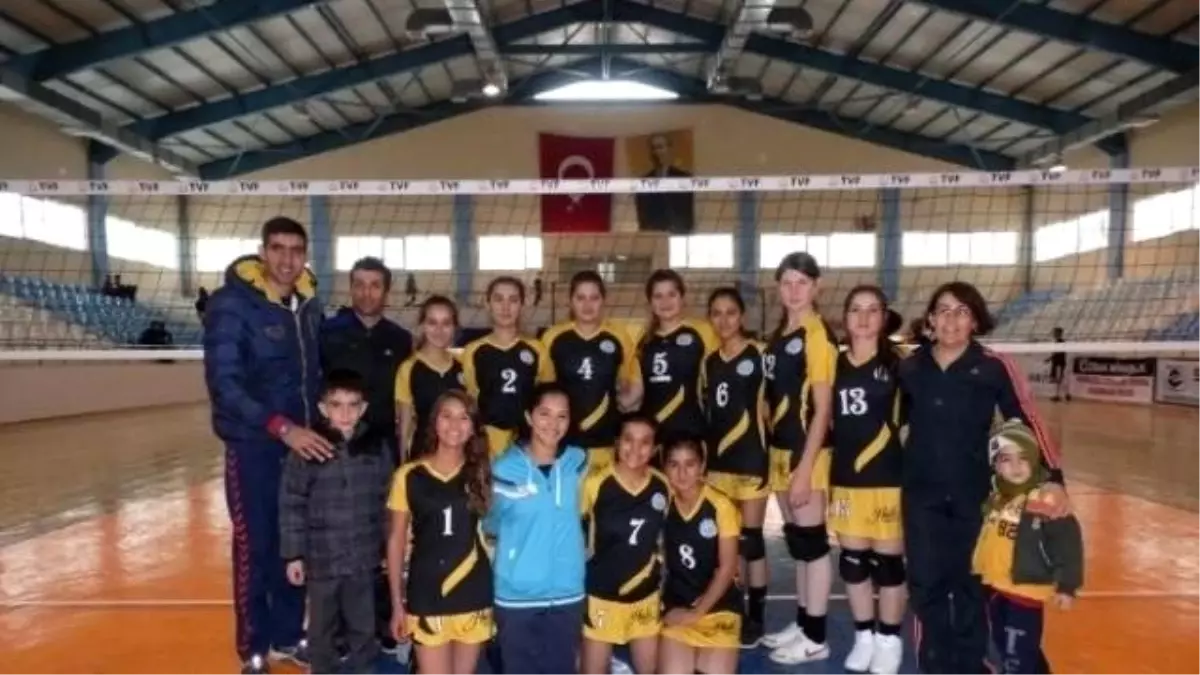 Korkuteli\'nde Liseler Arası Voleybol Turnuvası Devam Ediyor