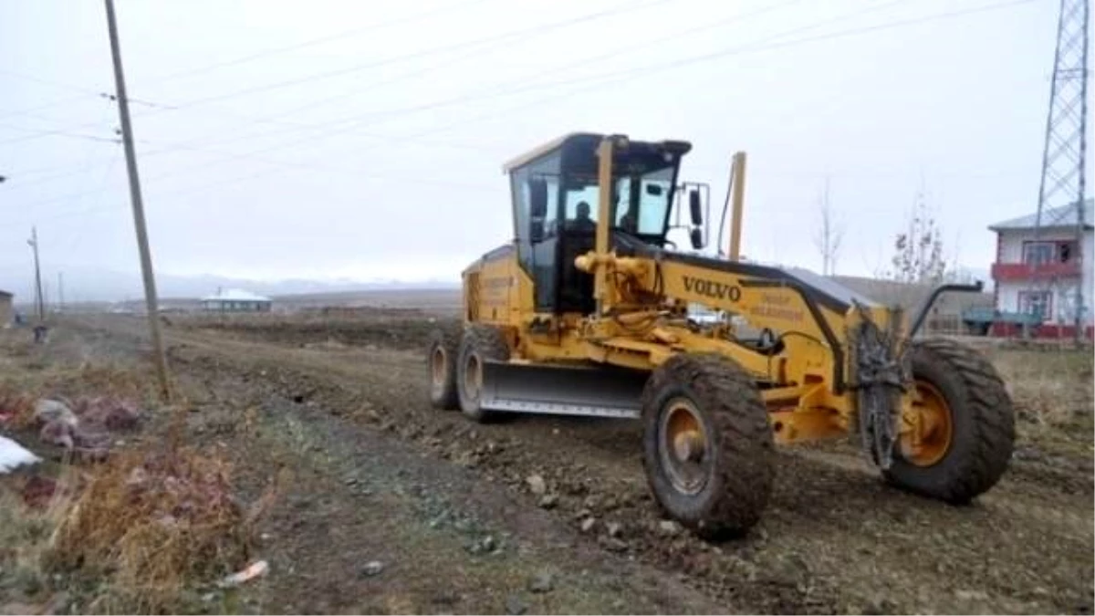 Özalp Belediyesinin Yol Yapım Çalışmaları Devam Ediyor