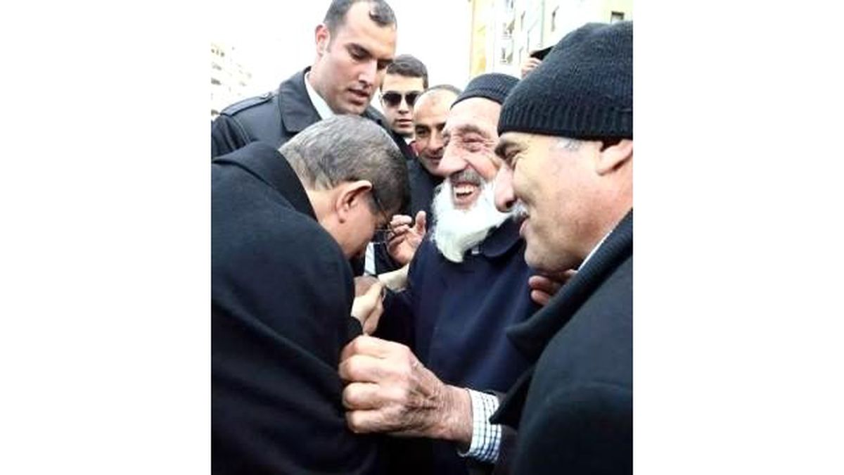 Başbakan Davutoğlu\'nun Erzurum\'da Elini Öptüğü Dedeye İha Ulaştı