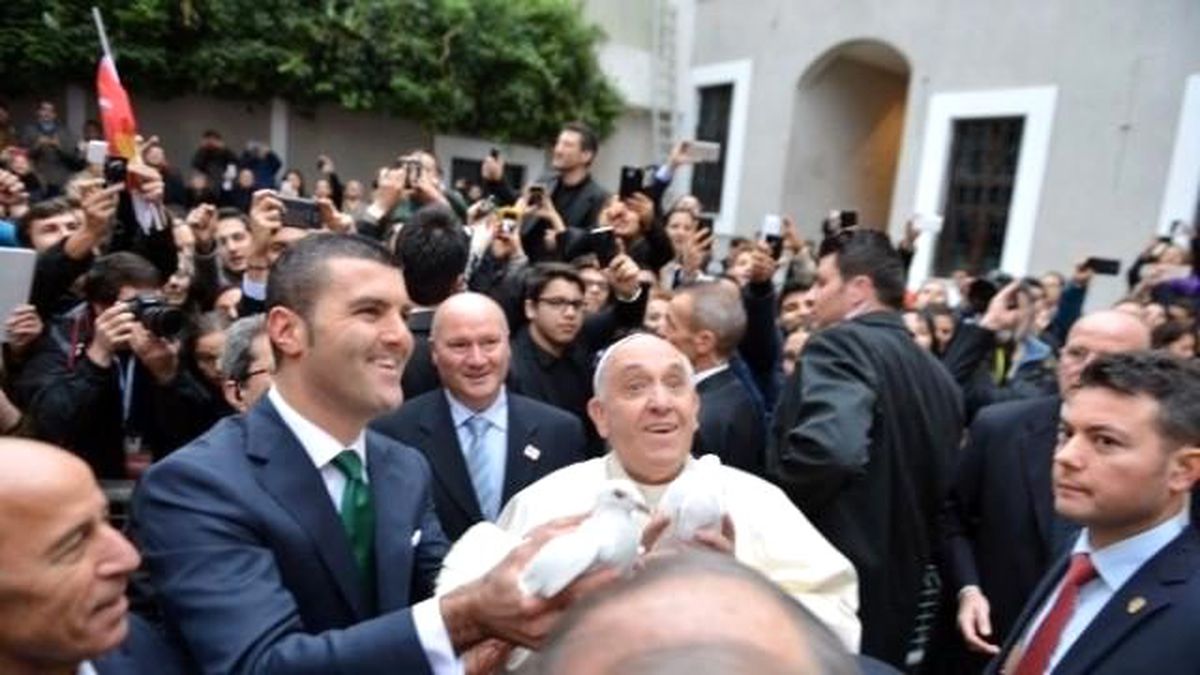 Papa "Barış Güvercini" Uçurdu