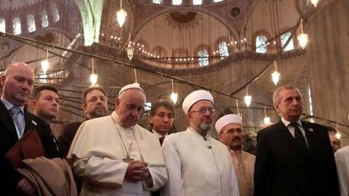 Papa Sultanahmet\'te Dua Etti