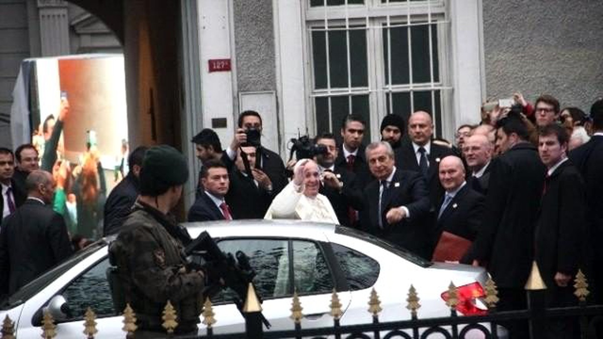 Papa\'ya Büyük Sevgi Gösterisi