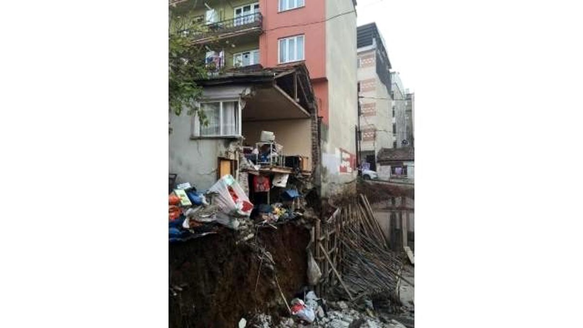 Temel Kazısı Sırasında Bitişik Evin Duvarı Yıkıldı