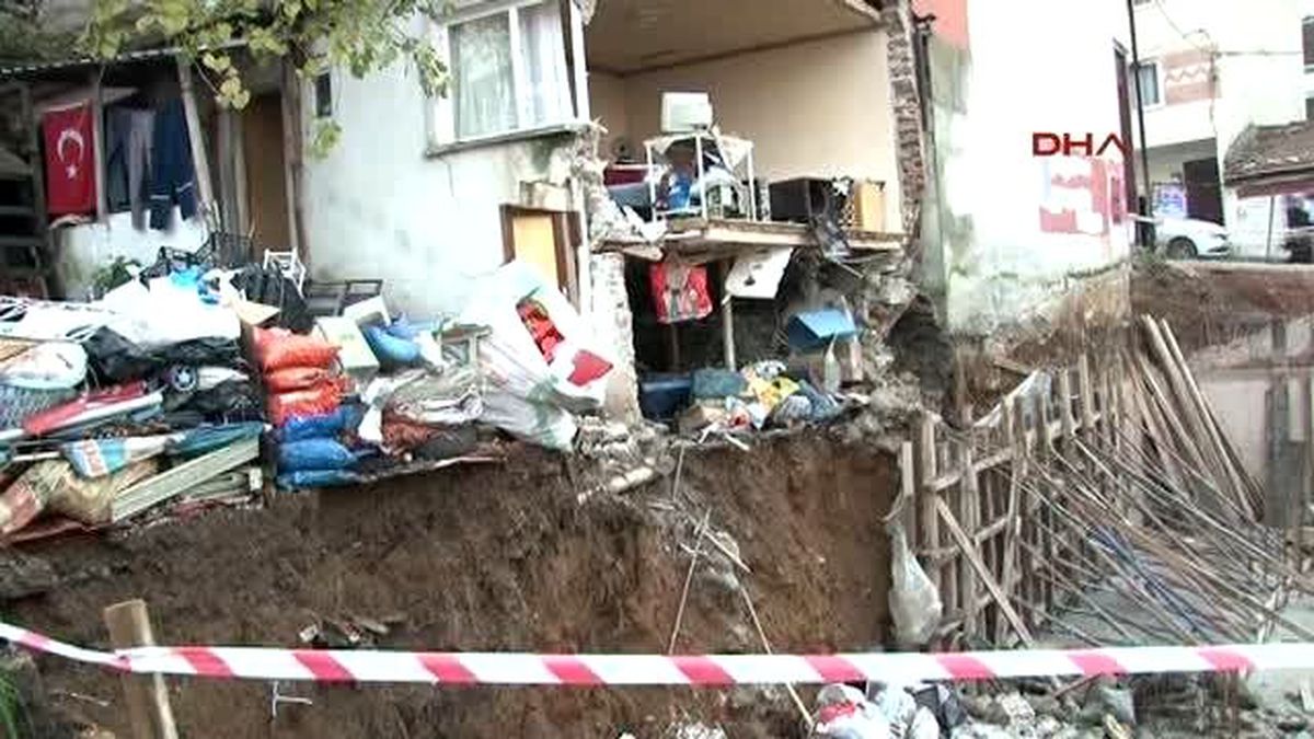 Temel Kazısı Sırasında Bitişik Evin Duvarı Yıkıldı