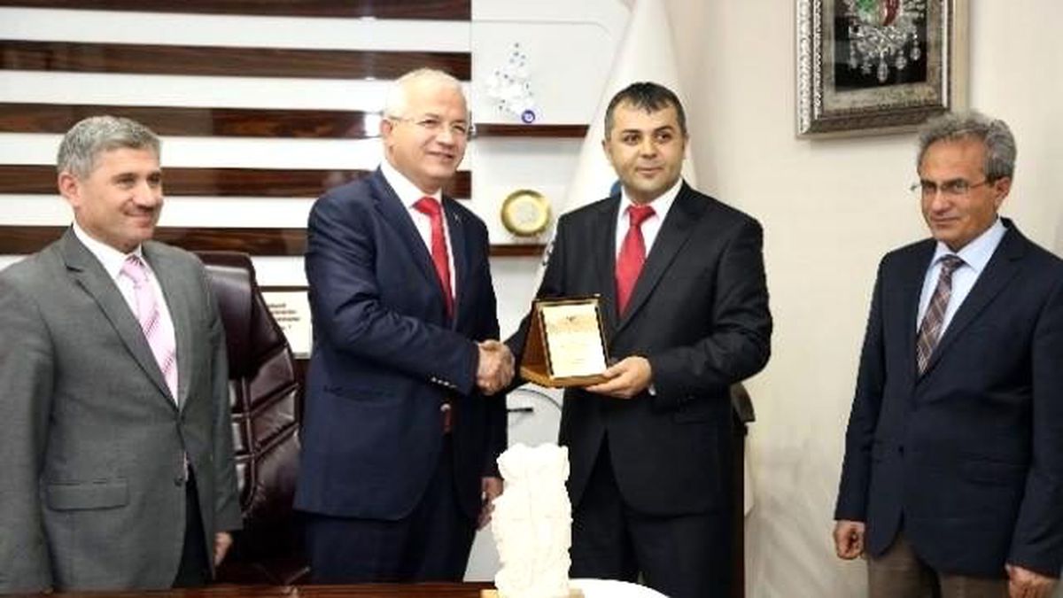 Torbalı\'nın Başkanı\'ndan Yılın Öğretmenine Tebrik