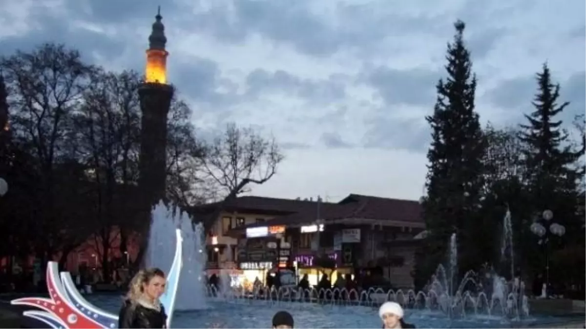 Yeni Logo Önünde Fotoğraf Kuyruğu