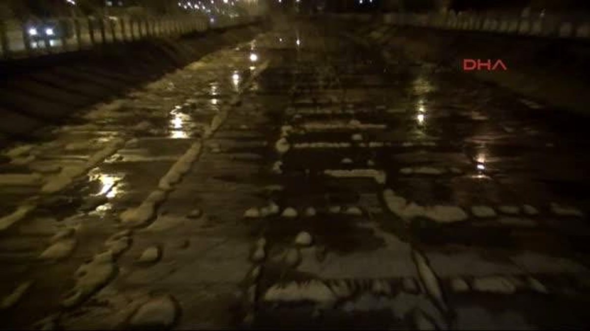 Adana\'da Sulama Kanalı Buz Tuttu