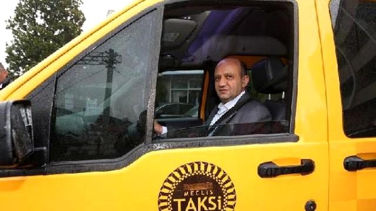 Bakan Fikri Işık, \'Taksi Şoförü\' Oldu