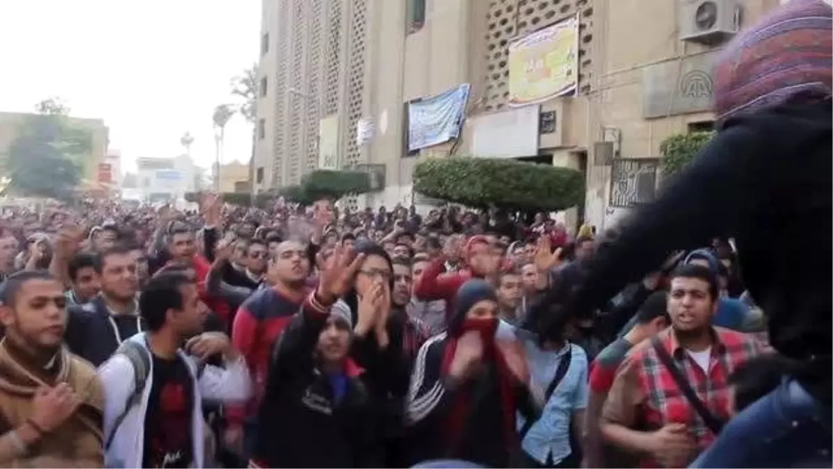 Kahire Üniversitesi\'nde Darbe Karşıtı Gösterileri