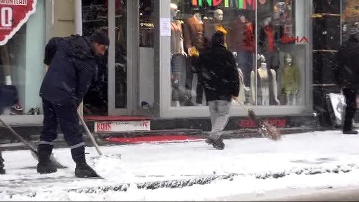 Kars Karda Kayan Tır\'ı Kum Dökerek Kurtardılar
