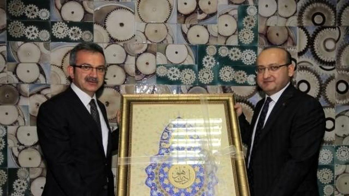 Köşker, Yalçın Akdoğan\'a Tablo Hediye Etti