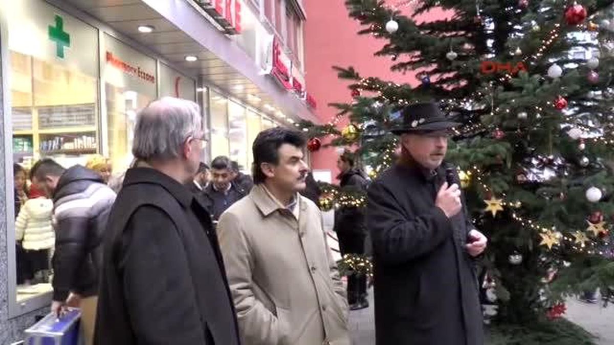 Münih?te Karadeniz Horonuyla Noel Ağacı Dikildi