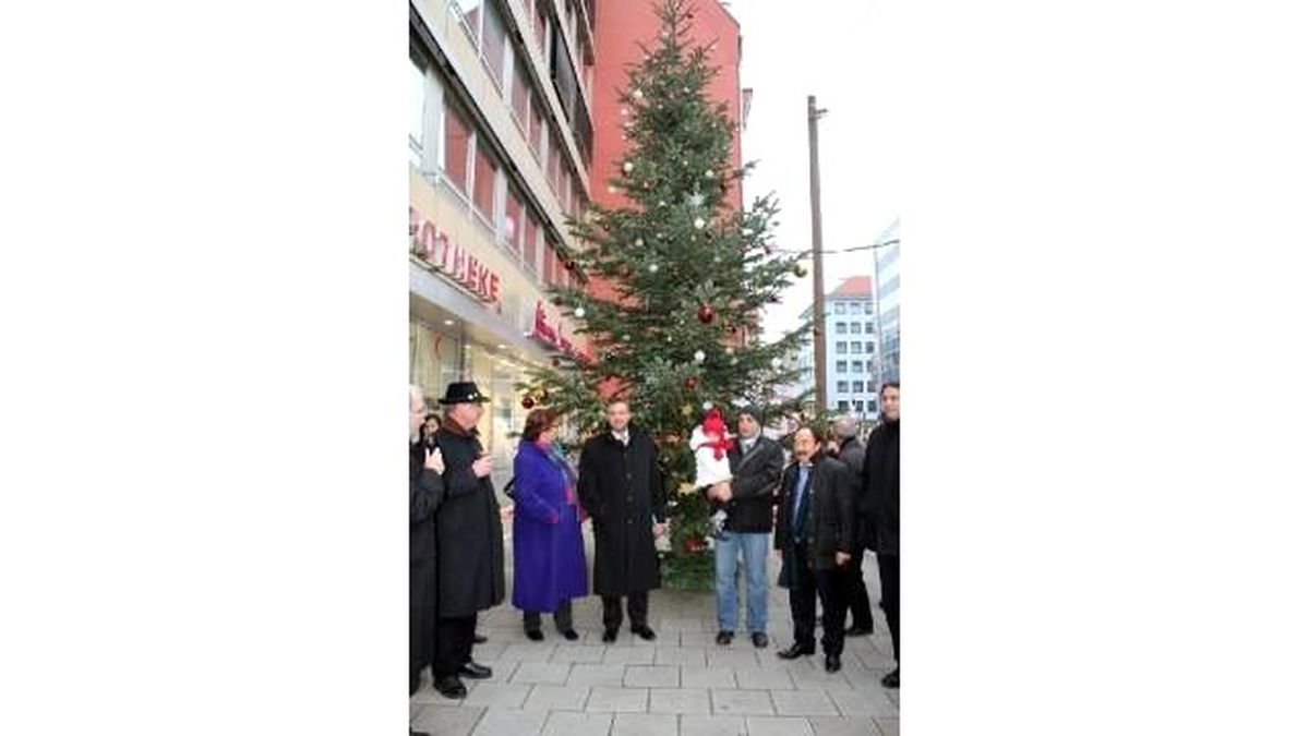 Münih\'te Karadeniz Horonuyla Noel Ağacı Dikildi