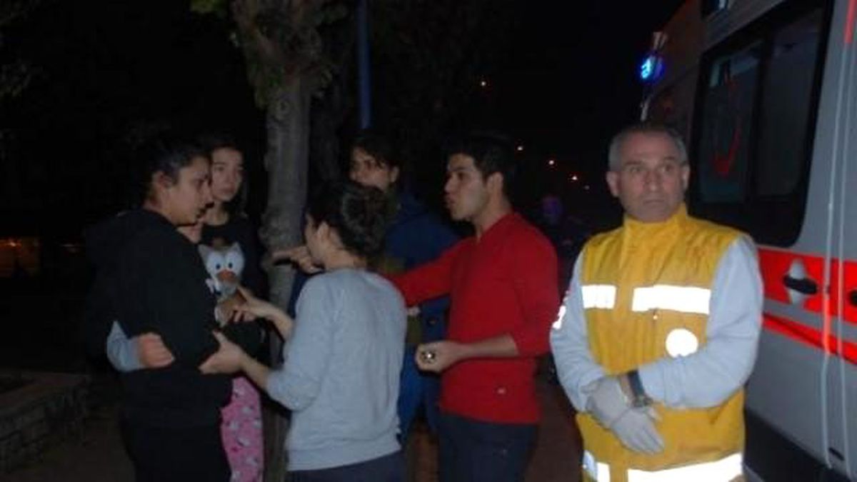 Öğrencilerin Kaldığı Evde Yangın Çıktı Bir Kişi Dumandan Etkilendi