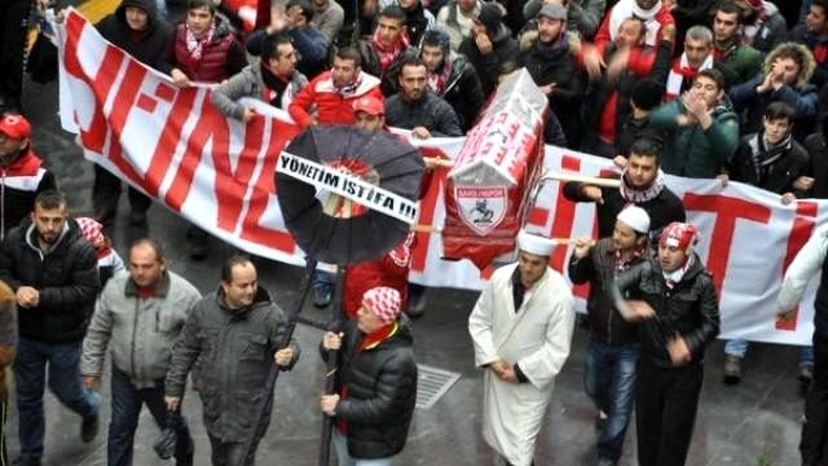 Samsunspor Taraftarı Tabutla Yürüdü