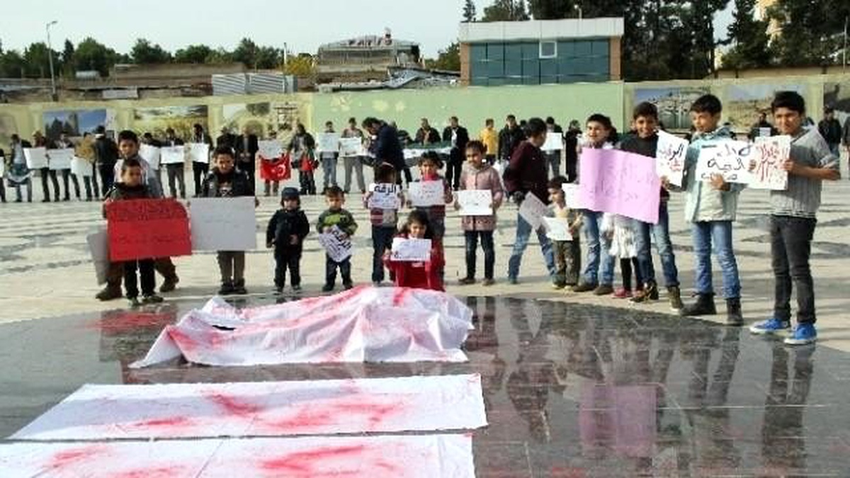 Sanal Ortamda Buluşan Suriyelilerden Kanlı, Kefenli Eylem