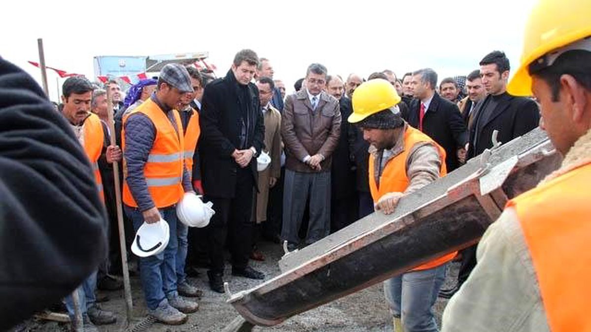 Siverek\'te Yol Yapım Çalışmaları Sürüyor