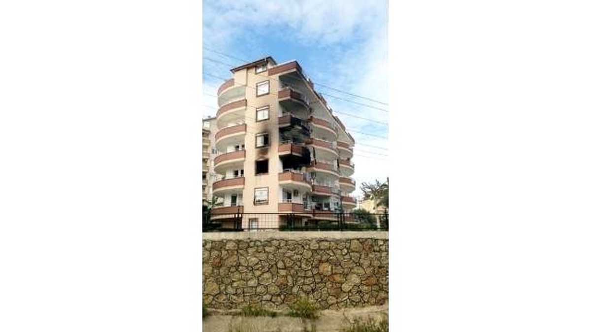 Yangından Kaçmak İsteyen Rus Uyruklu Kadın ve Köpeği, Asansörde Yoğun Dumandan Zehirlendi