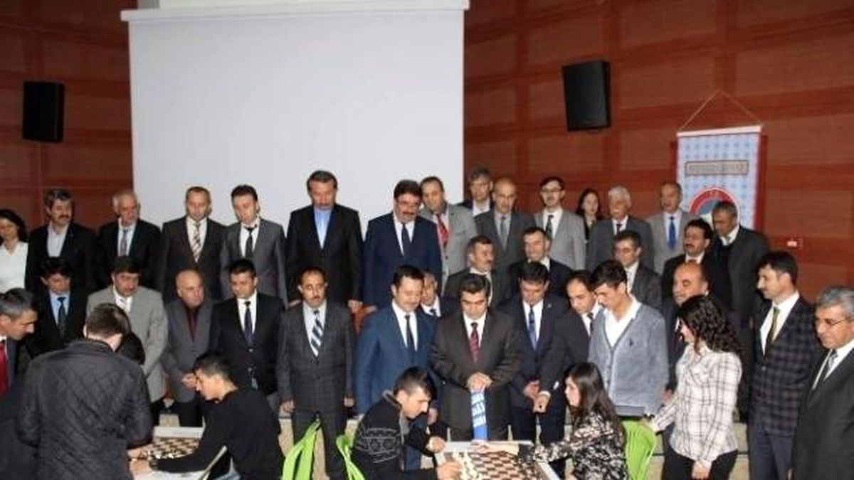 40 Okula 100 Satranç Masası Takımı Hediye Edildi