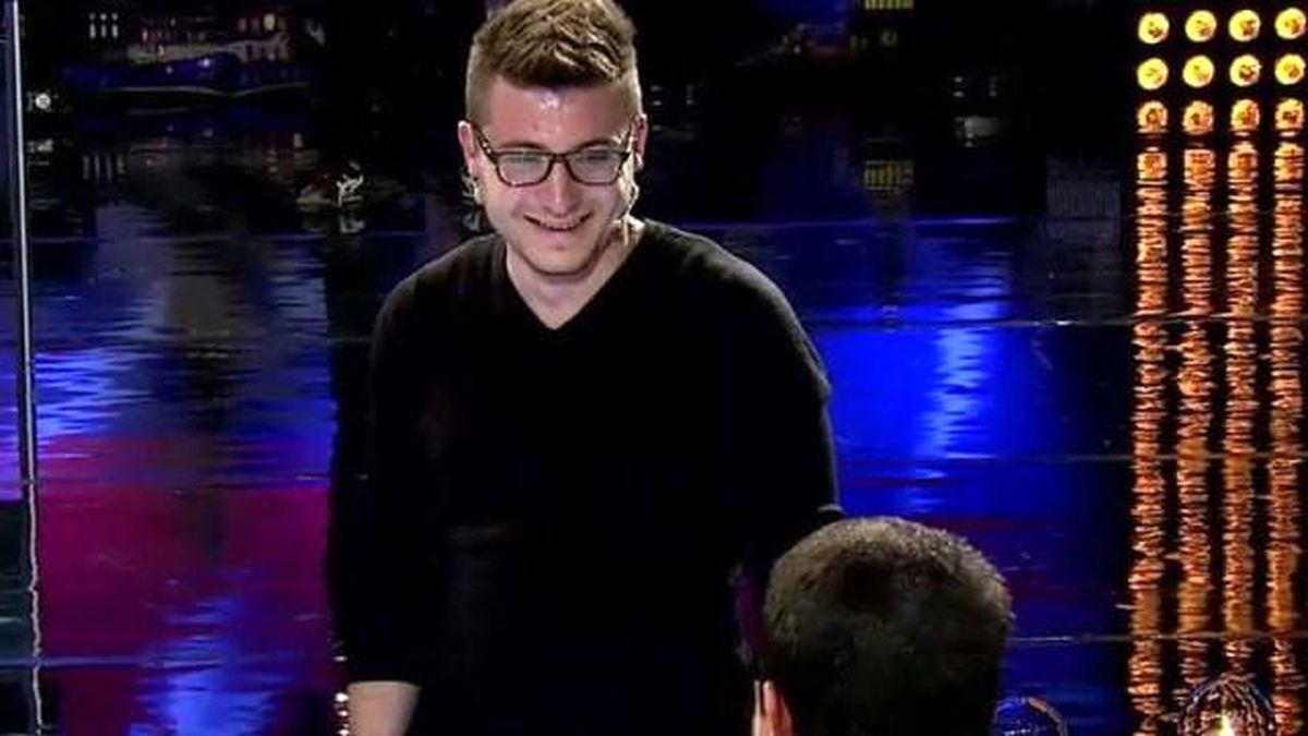 Alkan Cambaz\'dan Sihirbazlık Gösterisi