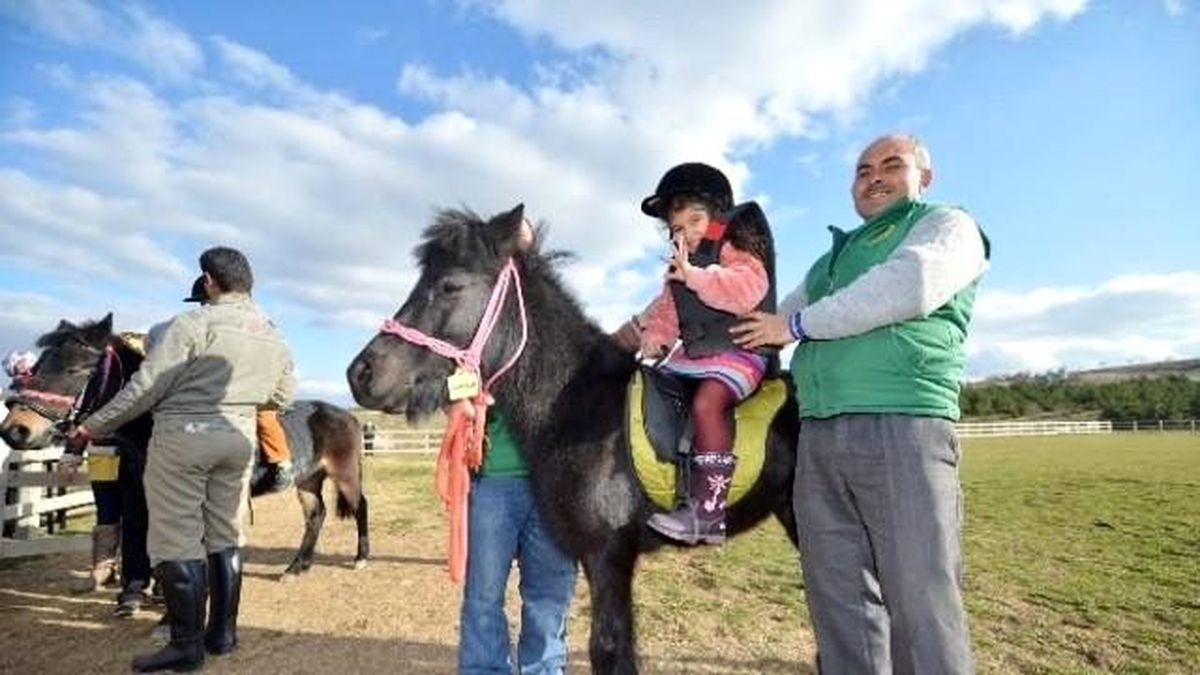 Çocuklar Pony Atlara Binip, Sucuk Yediler