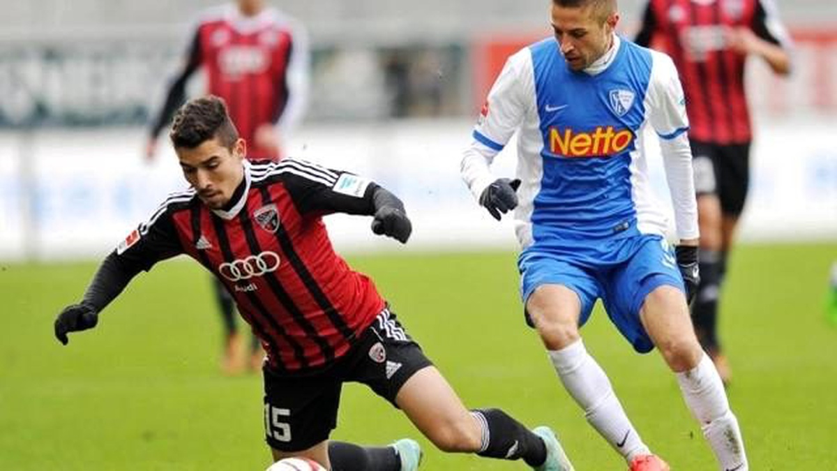 Ingolstadt-Bochum Maçında Ingolstadtlı Futbolcunun Topu 3 Kez Üstüste Direğe Çarptı