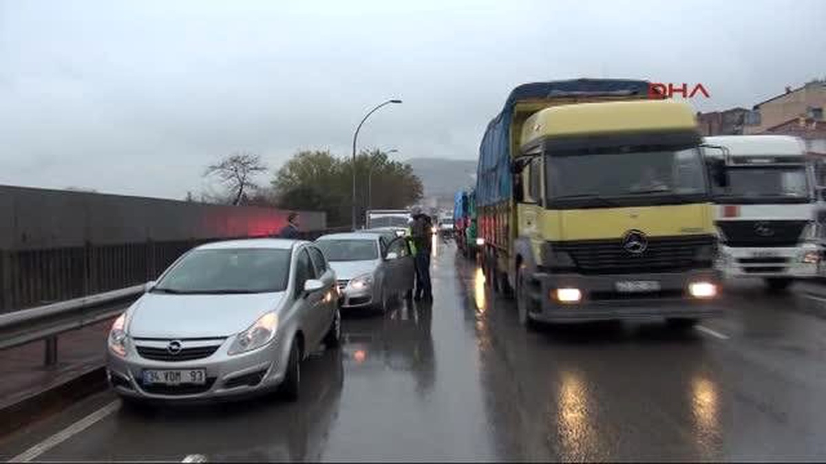 İzmit\'te 5 Aracın Karıştığı Zincirleme Kazada 1 Kişi Yarandı