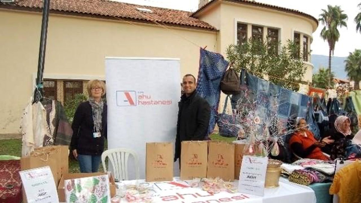 Marmaris Noel Pazarından Akut\'a Destek