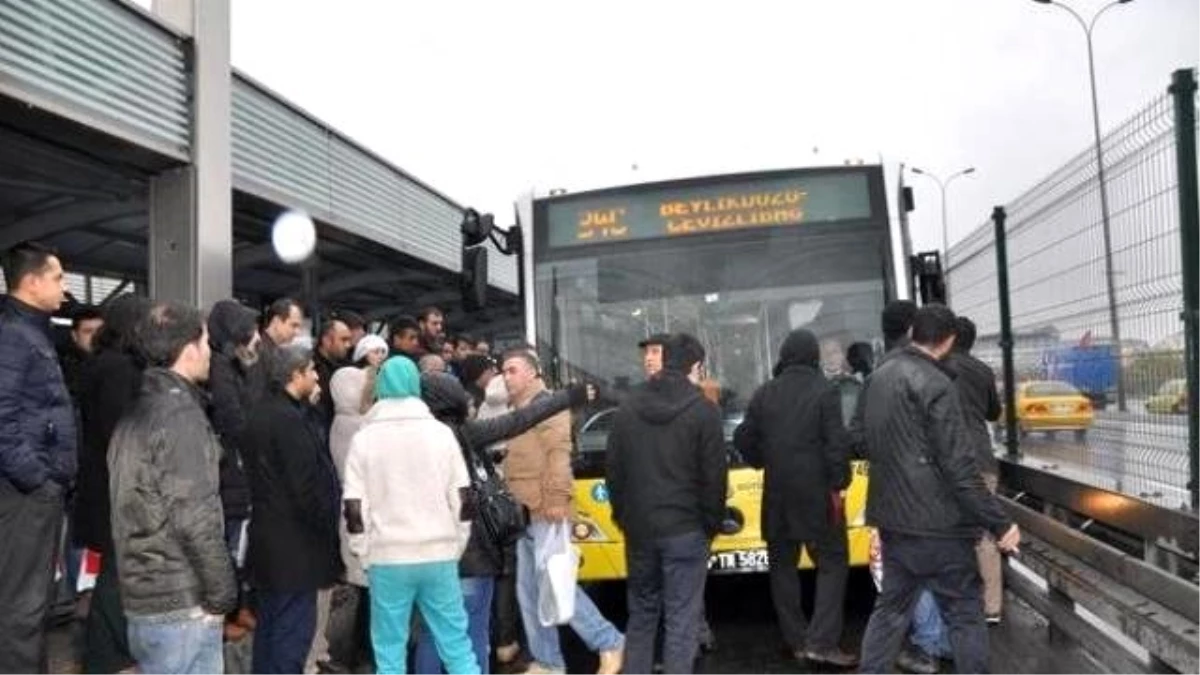Metrobüs Durağında Eylem, Yolcular Yolu Kapattı