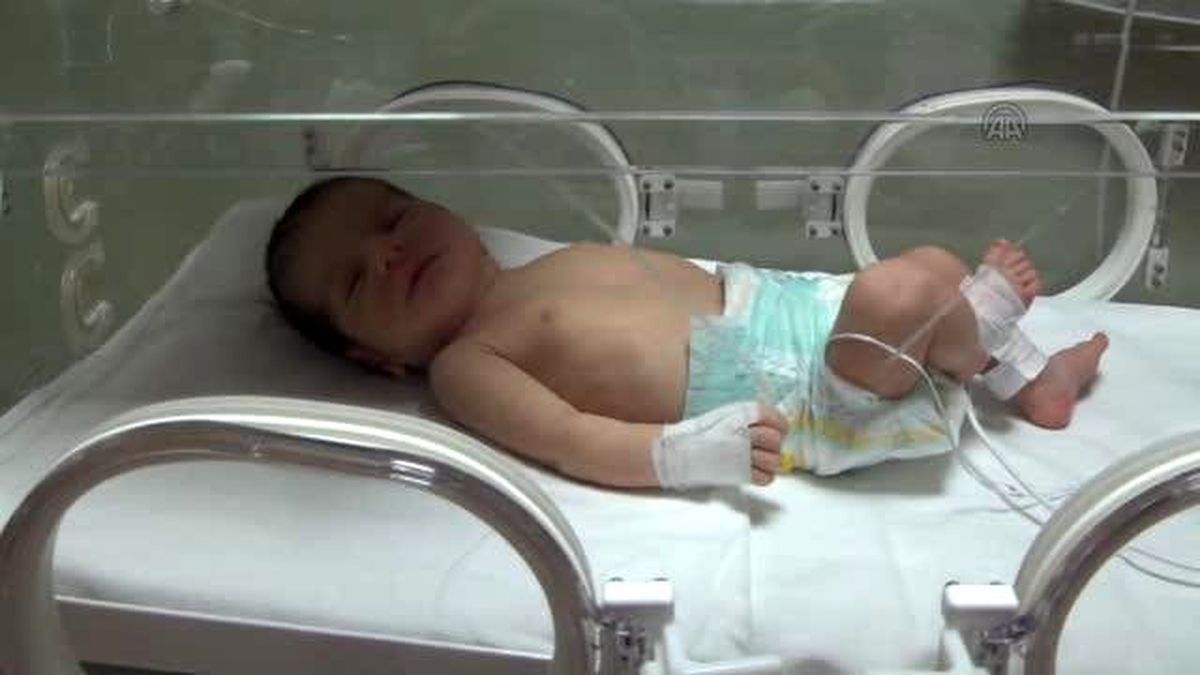 Mezarlık Kapısı Önünde Bulunan Bebek