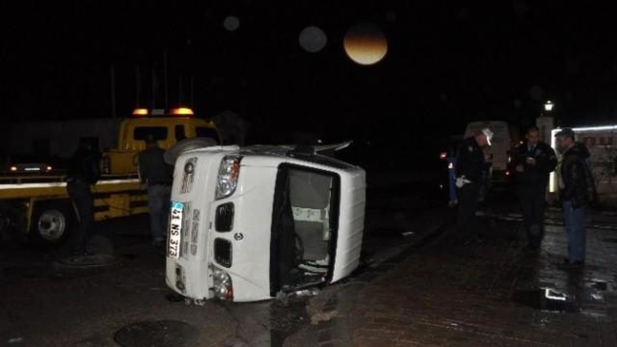 Kartepe\'de Otomobil Kamyonetle Çarpıştı: 2 Yaralı
