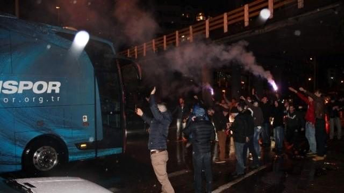 Trabzonsporlu Taraftarlarlar Takımlarını Meşalelerle Uğurladı