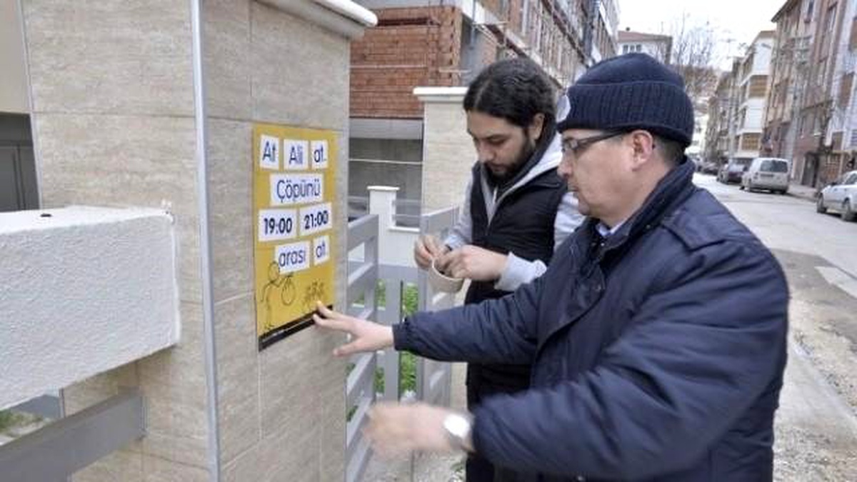 Üniversite Gençlerinden Çöpler İçin Broşürlü Uyarı