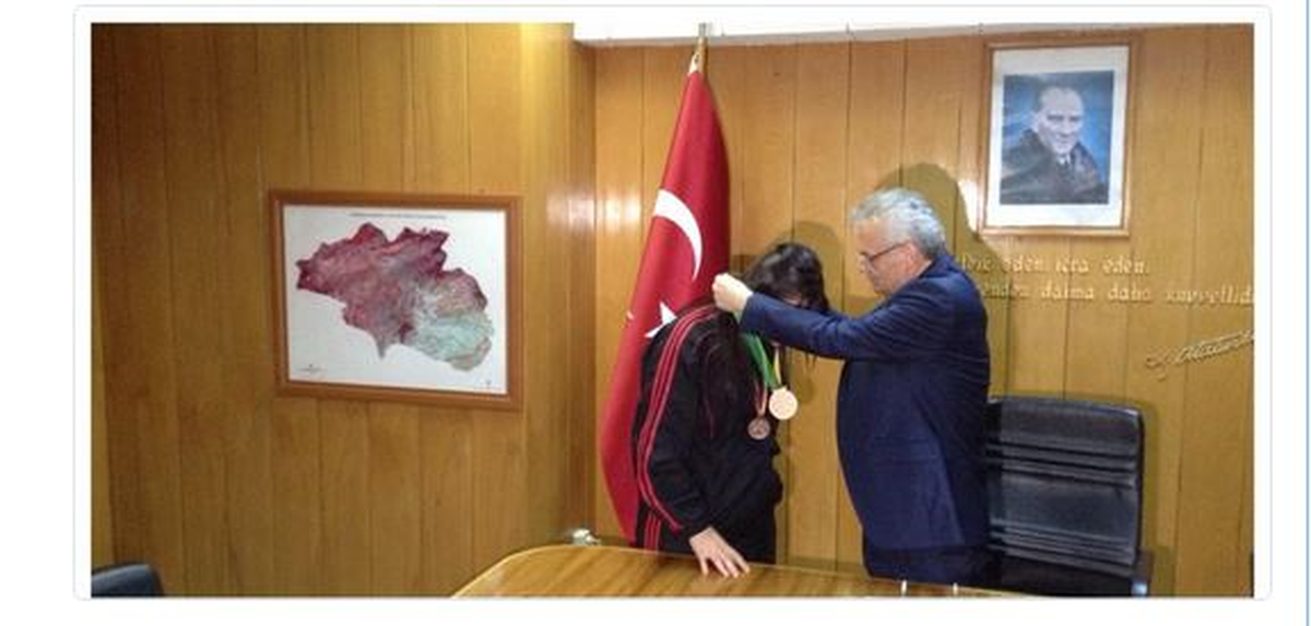 Vali Özcan\'dan Boksör Bozduman\'a Altın