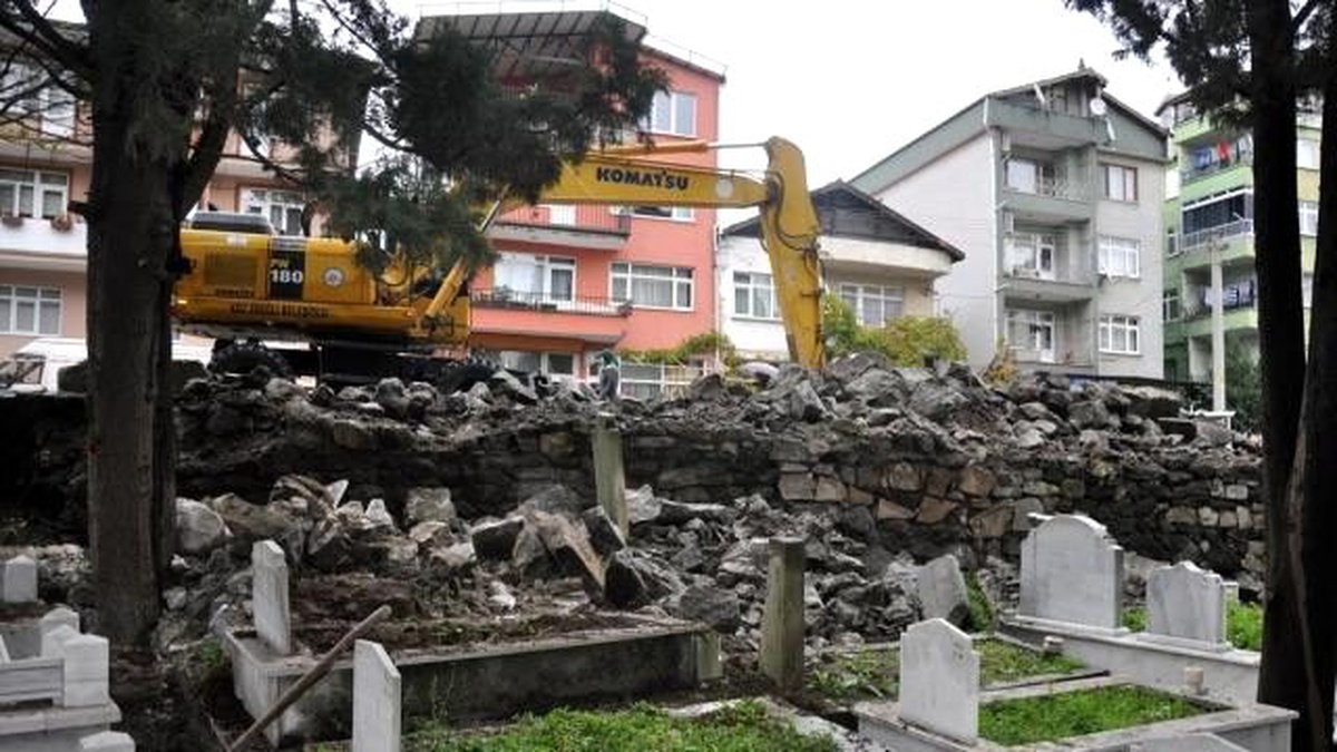 Zonguldak\'ta Çöken İstinat Duvarı Mezarlara Zarar Verdi