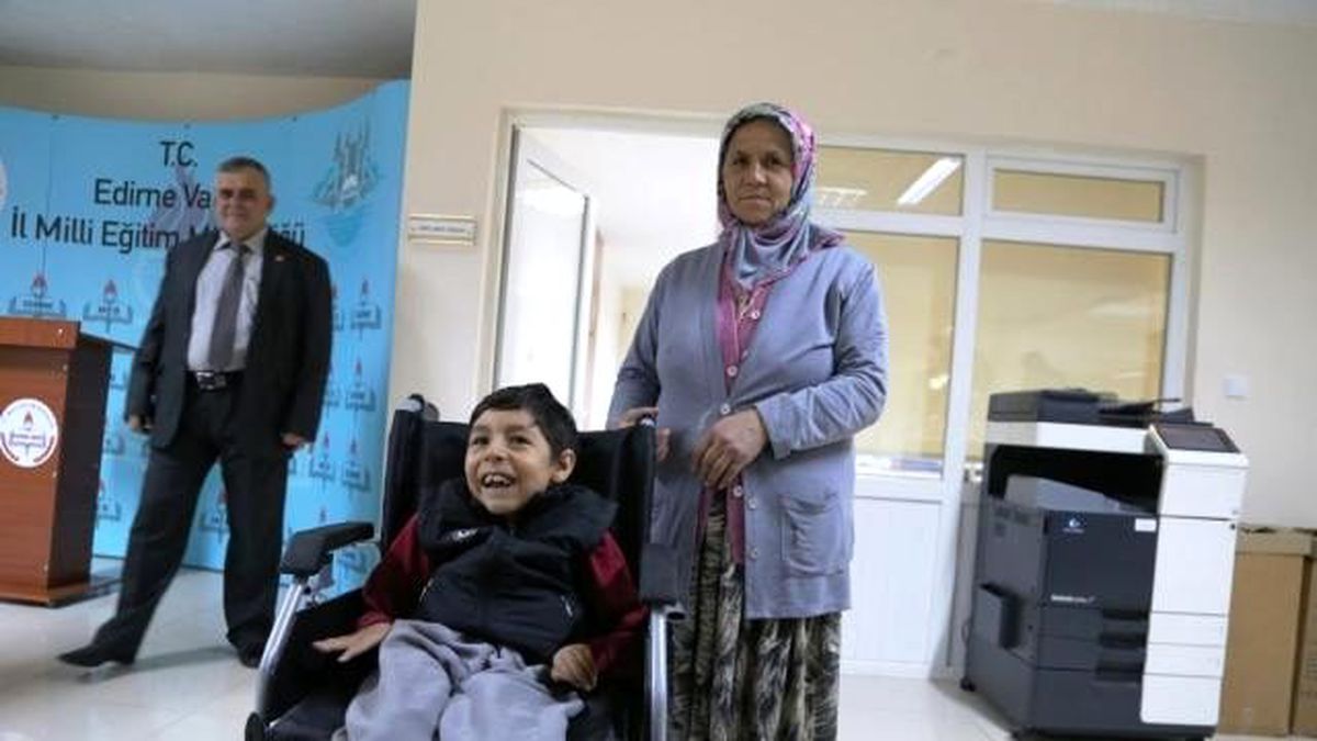 Armağanını Almaya Kucakta Geldi