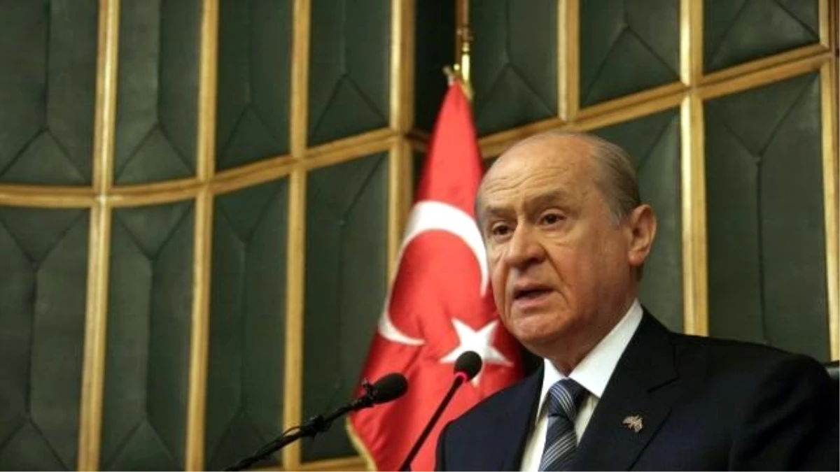 Bahçeli, Çiçek Verdiği Kadına Elini Öptürdü