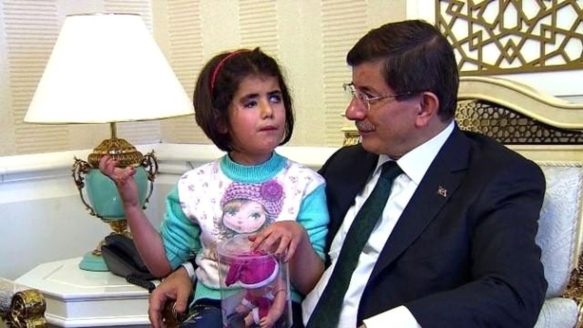 Başbakan Davutoğlu\'ndan Görme Engelli Miniğe İlginç Teklif