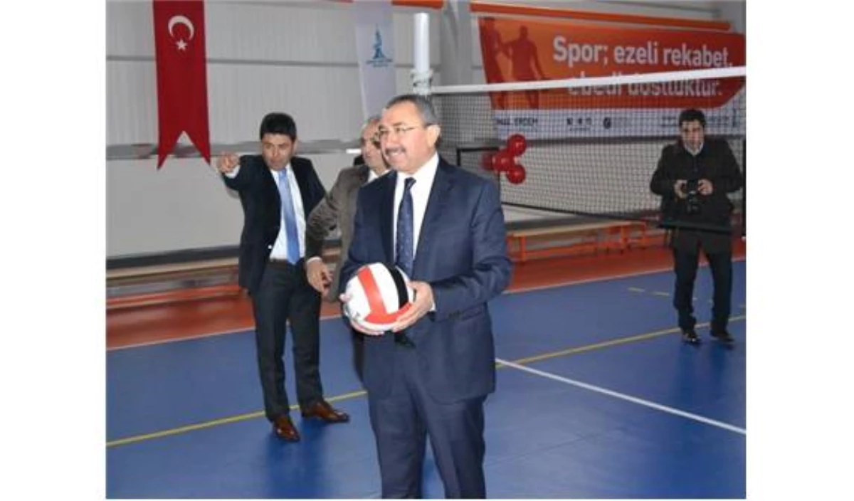 Başkan Erdem Spor Kompleksi Açılışında Voleybol Oynadı