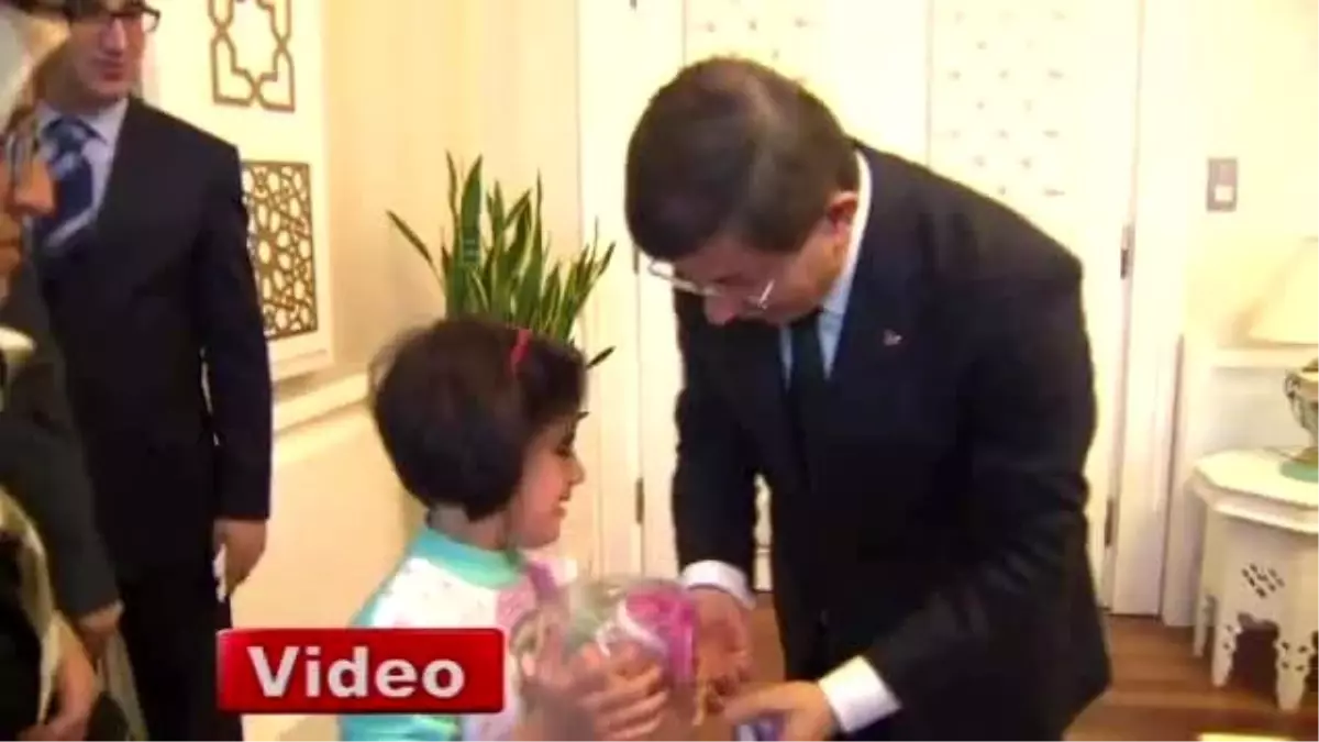 Davutoğlu\'ndan Görme Engelli Miniğe İlginç Teklif